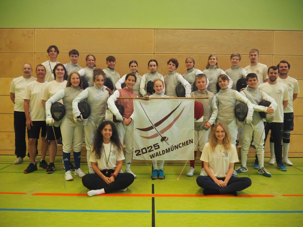 Vom 31. August bis 7. September trafen sich erneut zahlreiche Florettfechterinnen und Florettfechter aus verschiedenen Vereinen zur traditionellen Lehrgangswoche des PSV Stuttgart in Waldmünchen. Eingebettet in die idyllische Umgebung der Jugendbildungsstätte bot der Lehrgang auch in diesem Jahr die perfekte Kombination aus konzentriertem Training, spannenden Wettkampfsituationen und gemeinsamen Erlebnissen.