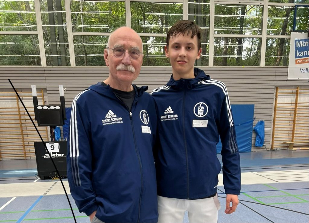 Am Wochenende des 18. und 19. Oktober 2025 wurde in Bad Cannstatt die Adolf-Ermer-Plakette der U20 ausgetragen. Der U17-Fechter Kirill Schimann zeigte dabei einen beeindruckenden Wettkampf ...