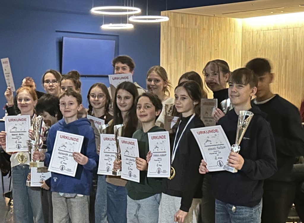 Schon am Nachmittag des 22. Dezember herrschte reger Betrieb in der Fechthalle: Beim Weihnachtsturnier zeigten die jungen Fechterinnen und Fechter  ...