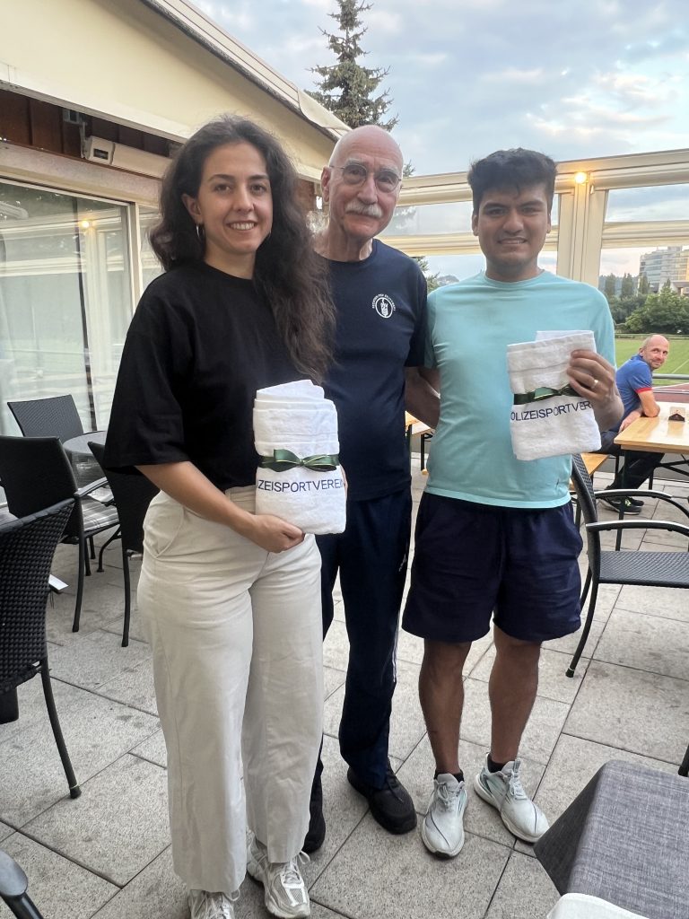Auf der Terrasse des PSV-Vereinsgaststätte wurden im Kreise der Fechterfamilie Fechttrainer Luis Arana Hurtada und Florettfechterin Mahnaz Shahriyari verabschiedet.